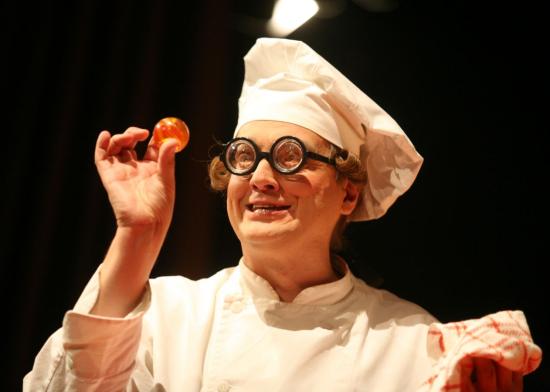 Frank Grünert als Koch in dem Erfolgsstück „Die Prinzessin auf der Erbse“, das unter seiner Regie bereits 200 mal vor kleinen und großen Märchenliebhabern aufgeführt wurde. Foto: Martin Gerlach