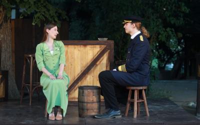 Kassandra von den Steinen (Leila Watson) und Luca Nauschütz (Kapitän Brown). Foto: Peter Scholz
