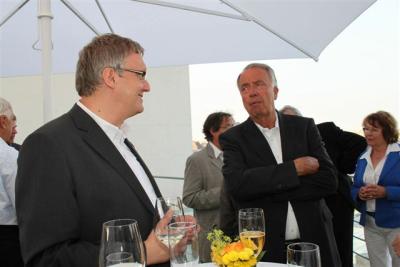 Bei einem Terrassenempfang im Kanzleramt kommt Kulturstaatsminister Bernd Naumann mit Frank Grünert über das Profil des Thüringer Theaterverbandes sowie über die Konzepte nationaler und internationaler Theaterfestivals in Rudolstadt ins Gespräch.