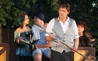 Dominique Lattich (Hafenhure Rosie), Conrad Voigt (Schwimmer Wilson), Frank Grünert (Wirt Golly) und Ursula Jahn (Wirtin Nelly Oakes). Foto: Peter Scholz